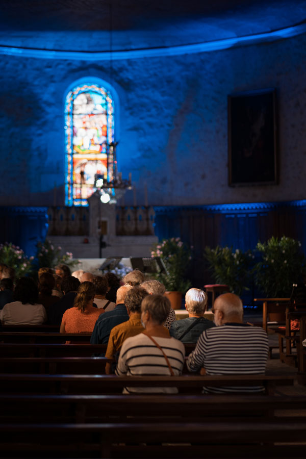 Le public prend place dans l'église de Bourcefranc pour le concert de clôture de l'édition 2021 du festival