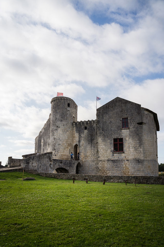 Le château-fort de Saint Jean d'Angle est un lieu du patrimoine Charentais dans lequel s'est produit un concert du Festival Entre Vents et Marais durant l'édition 2021