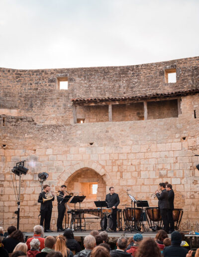 Les musiciens en concert le château fort de saint jean d'angle afin de faire découvrir le patrimoine historique et local