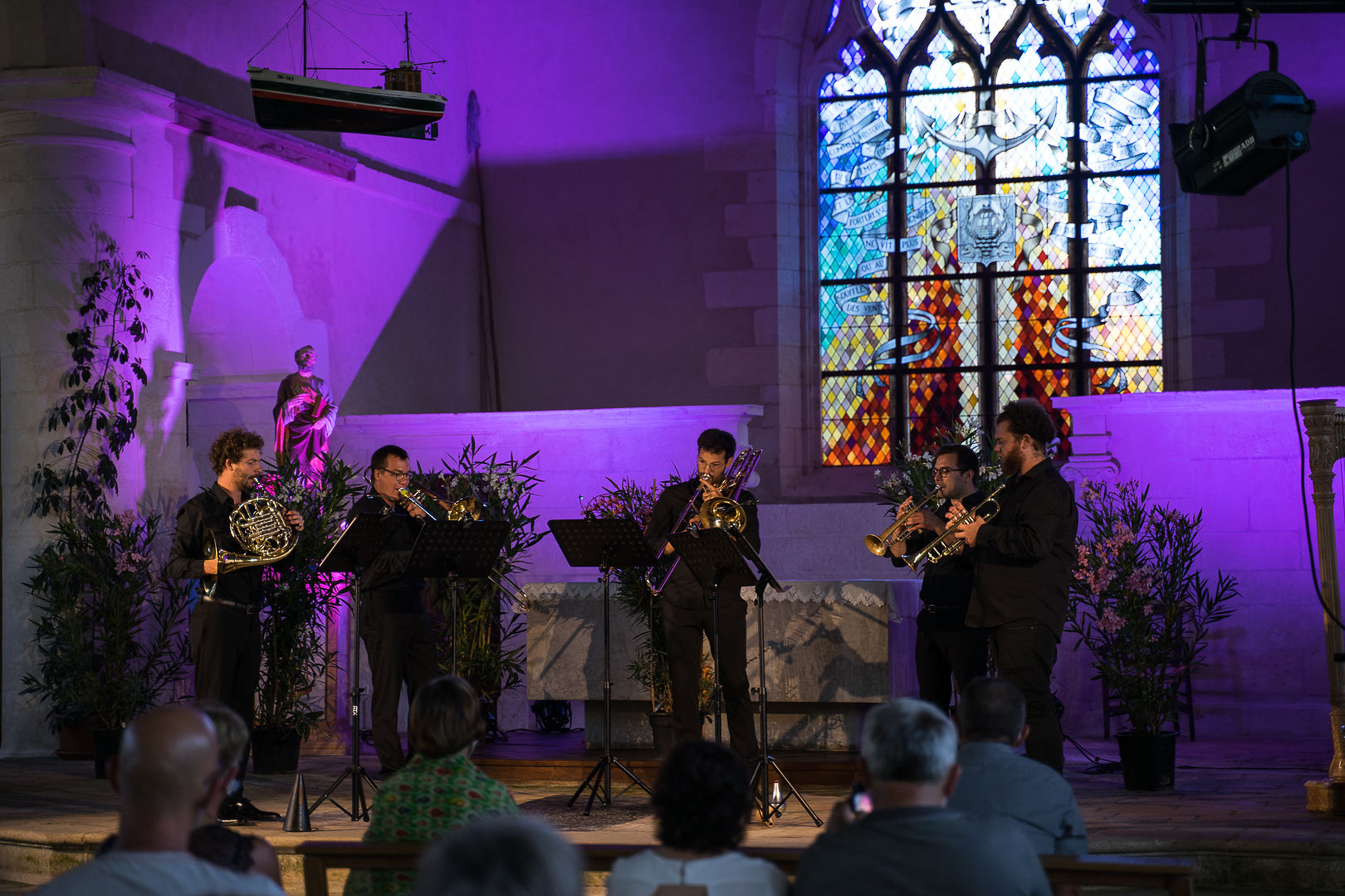 concert des musiciens aux instruments cuivres dans l'église de Bourcefranc-le-Chapus-Le-Chapus lors de l'édition 2020 du festival