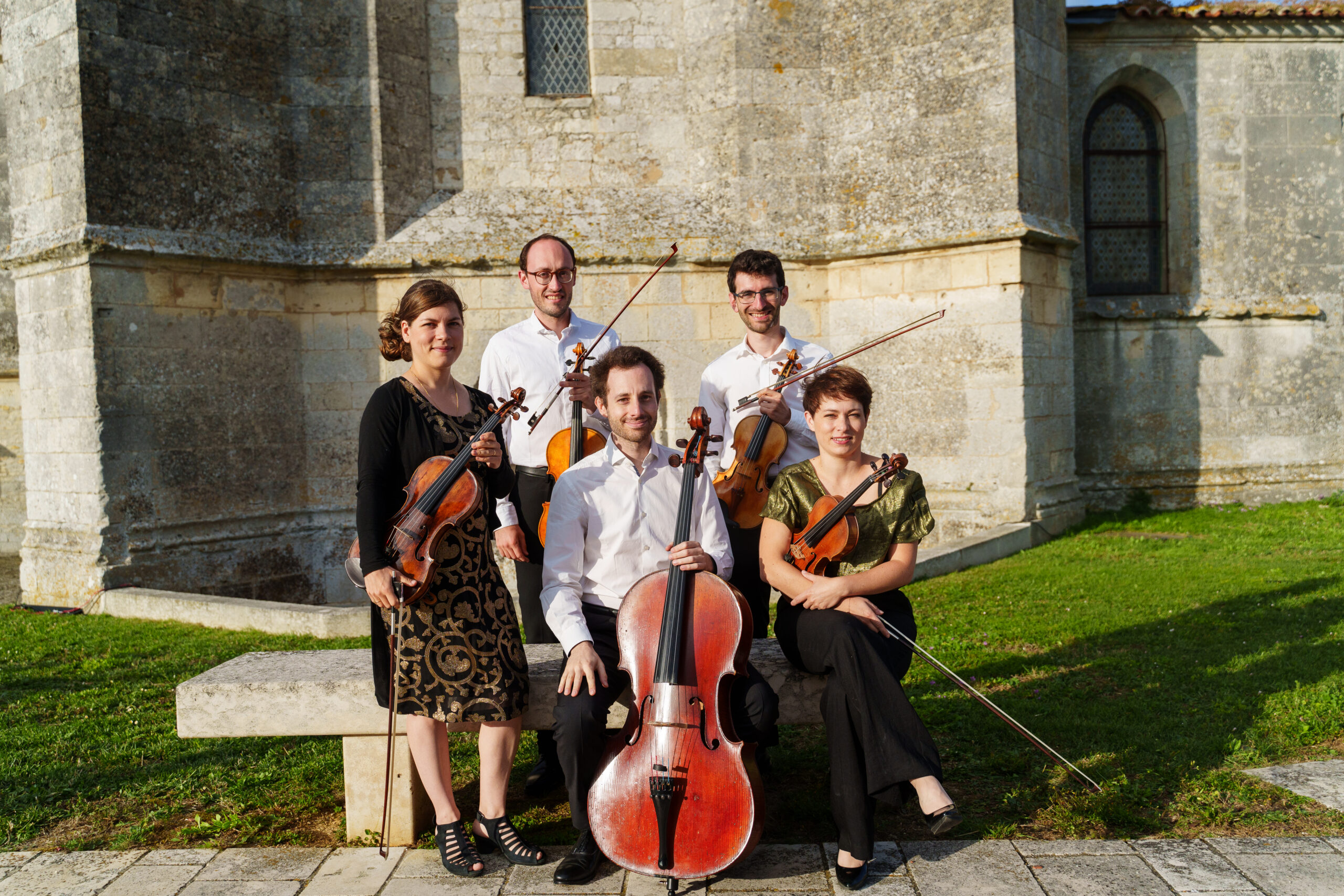 5 musiciens posant de l'église de Moëze