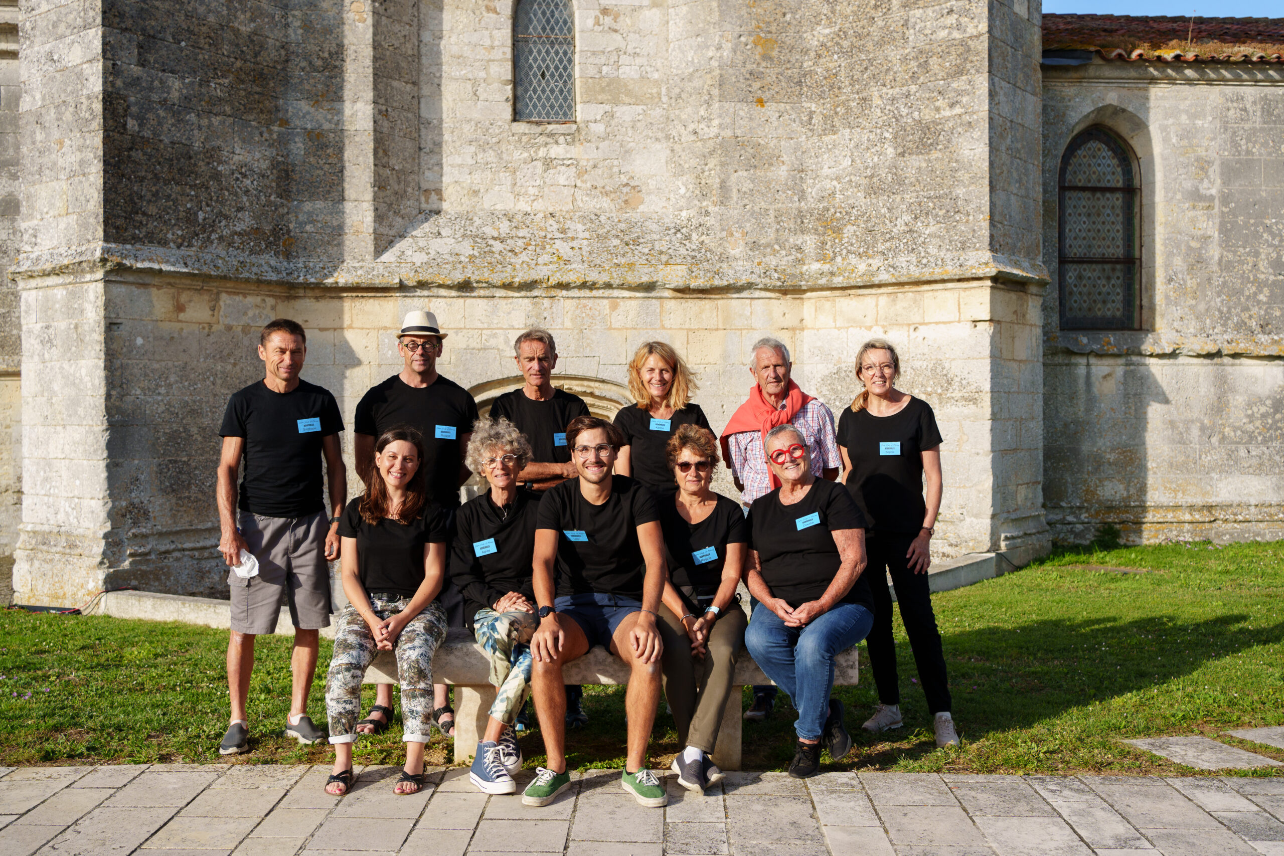 photo de groupe des bénévoles devant l'église de Moeze