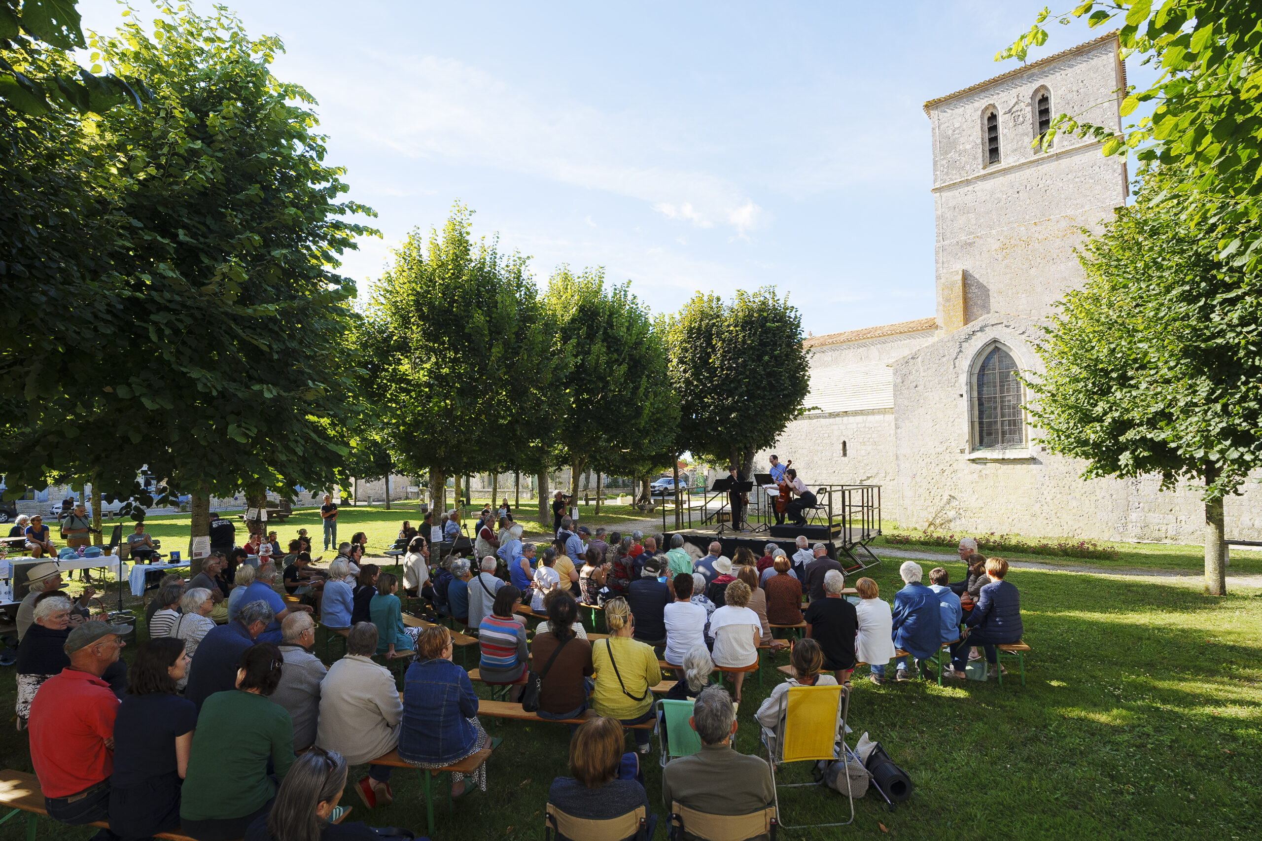 Un musicien se tient en hauteur afin de présenter l'ensemble de musique présent