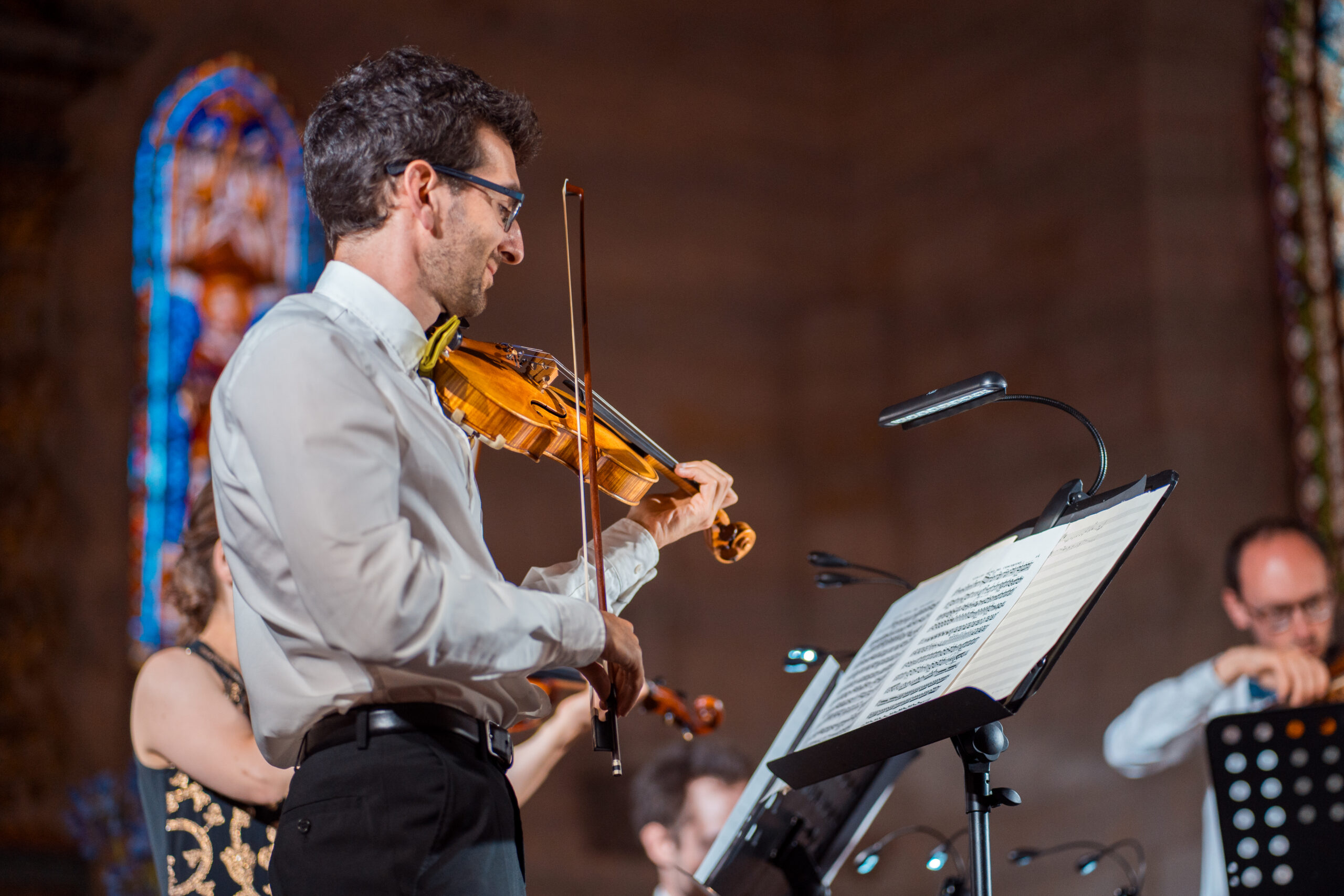 5 musiciens posant de l'église de Moëze
