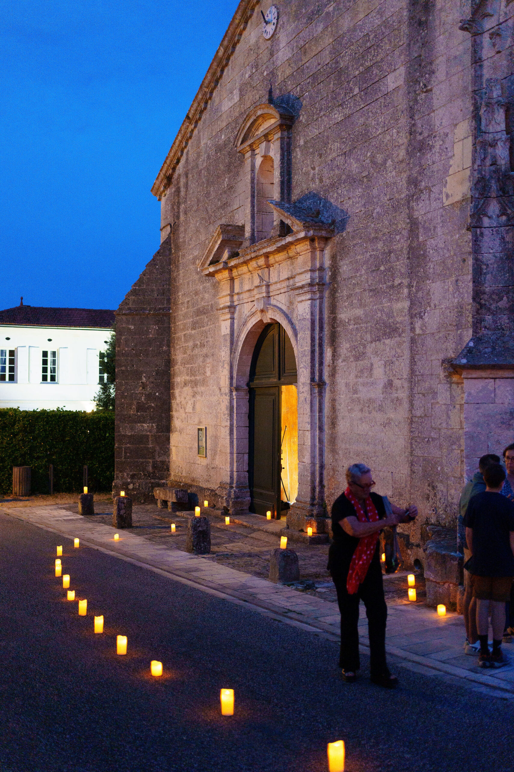 Les musiciens en concert le château fort de saint jean d'angle afin de faire découvrir le patrimoine historique et local